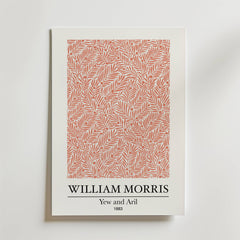 Bozetto William Morris Yew and Aril Poster har ett rött bladmönster med titel och undertext på en vit bakgrund, som förkroppsligar naturens rytm i sitt stilla mönster.