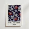 William Morris Anemone Poster by Bozetto föreställer röda blommor och silvergrå blad med djupblå skuggor på en mörk bakgrund, med text nedanför som visar konstnärens namn och detaljer om konstverket.