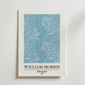 Bozetto William Morris Marigold Poster föreställer Morris Marigold design från 1875 med tidlös skönhet och intrikat blå toner. Texten nedan lyder: WILLIAM MORRIS, Marigold, 1875.