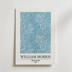 Bozetto William Morris Marigold Poster föreställer Morris Marigold design från 1875 med tidlös skönhet och intrikat blå toner. Texten nedan lyder: WILLIAM MORRIS, Marigold, 1875.