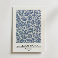 Bozetto William Morris Venetian Poster visar ett blått och vitt blommönster inspirerat av blommor och blad, med "WILLIAM MORRIS", "Venetian" och "1868" elegant tryckt nedanför på en ren vit bakgrund.