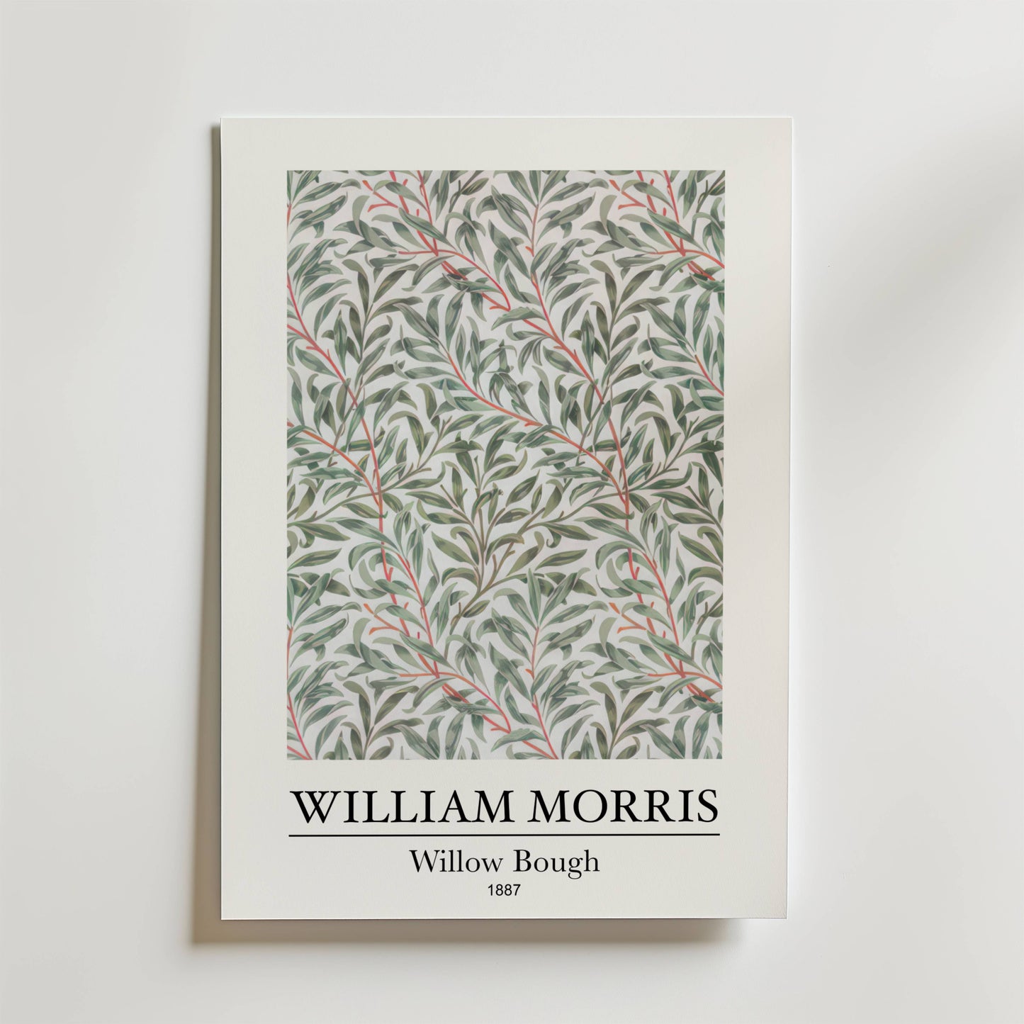 Bozetto William Morris Willow Bough Poster visar det ikoniska mönstret från 1887 med sammanflätade gröna pilgrenar och graciösa stammar på en ljus bakgrund. Titel och konstnärens namn visas under konstverket.