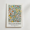 William Morris Four Fruits Pattern Poster by Bozetto visar designen från 1862 med levande grenar, frukter och blad på en vit bakgrund och inkluderar konstnärens namn och detaljer om konstverket nedan.