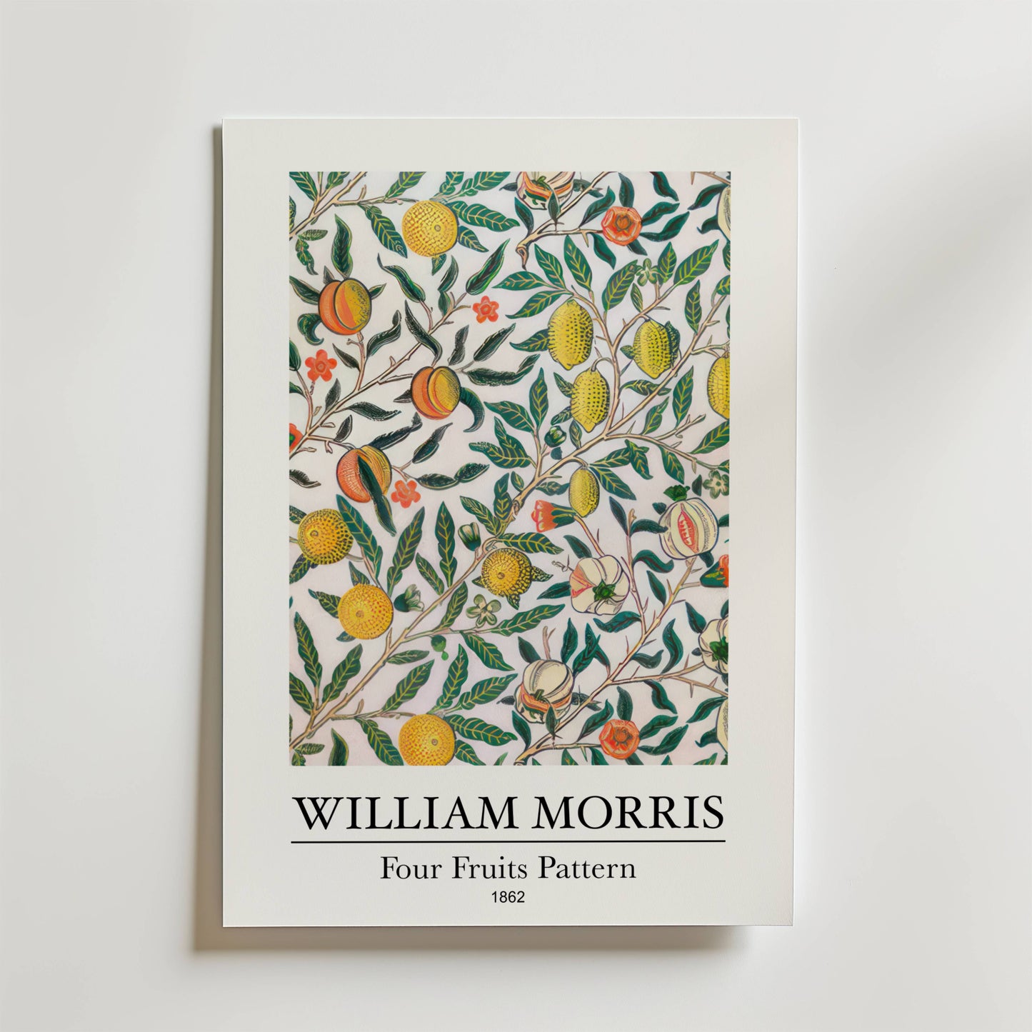 William Morris Four Fruits Pattern Poster by Bozetto visar designen från 1862 med levande grenar, frukter och blad på en vit bakgrund och inkluderar konstnärens namn och detaljer om konstverket nedan.