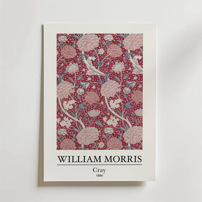 William Morris Cray Poster by Bozetto har 1884 års Cray design med intrikata rosa blommor, fåglar och blad på en djupröd bakgrund. Texten lyder: WILLIAM MORRIS, Cray, 1884.