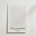 William Morris Pure Acorn Poster by Bozetto har en intrikat ljusbeige naturmönsterdesign med svarta blommor och texten "WILLIAM MORRIS Pure Acorn 1892" längst ner på en vit bakgrund.
