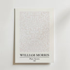 William Morris Pure Acorn Poster by Bozetto har en intrikat ljusbeige naturmönsterdesign med svarta blommor och texten "WILLIAM MORRIS Pure Acorn 1892" längst ner på en vit bakgrund.