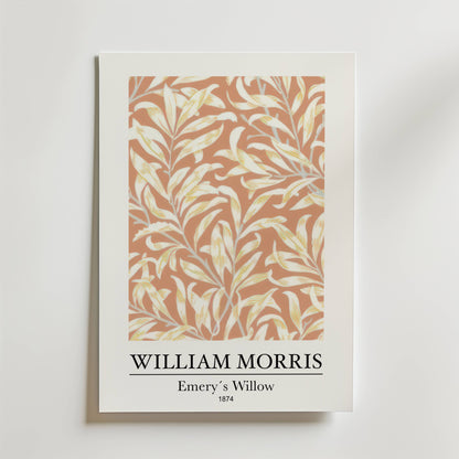 Bozetto William Morris Emery's Willow Poster har en botanisk design med blad i kräm och beige på persika - perfekt för att skapa lugna toner och naturens balans i ditt rum.