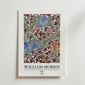 Bozetto William Morris Iris Poster föreställer motivet "Iris" från 1887 med blå, orange och lila irisblommor och gröna blad på en rödbrun och vit mönstrad bakgrund. Titeln och konstnärens namn visas nedan för att hylla naturens skönhet.