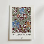 Bozetto William Morris Iris Poster föreställer motivet "Iris" från 1887 med blå, orange och lila irisblommor och gröna blad på en rödbrun och vit mönstrad bakgrund. Titeln och konstnärens namn visas nedan för att hylla naturens skönhet.