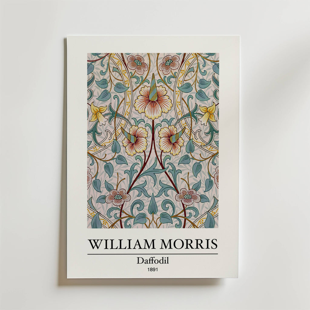 William Morris Daffodil Poster från Bozetto har ett blommigt vintagemönster med gula, rosa och blå blommor och utsirade blad. "William Morris Påsklilja 1891" är tryckt under den dekorativa designen.