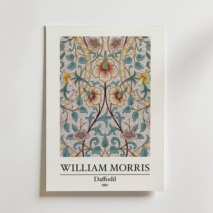 William Morris Daffodil Poster från Bozetto har ett blommigt vintagemönster med gula, rosa och blå blommor och utsirade blad. "William Morris Påsklilja 1891" är tryckt under den dekorativa designen.