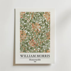 Bozetto William Morris Honeysuckle Poster visar ett mönster från 1885 med gröna blad och orangea kaprifolblommor på en vit bakgrund, med konstnärens namn och titel under mönstret.