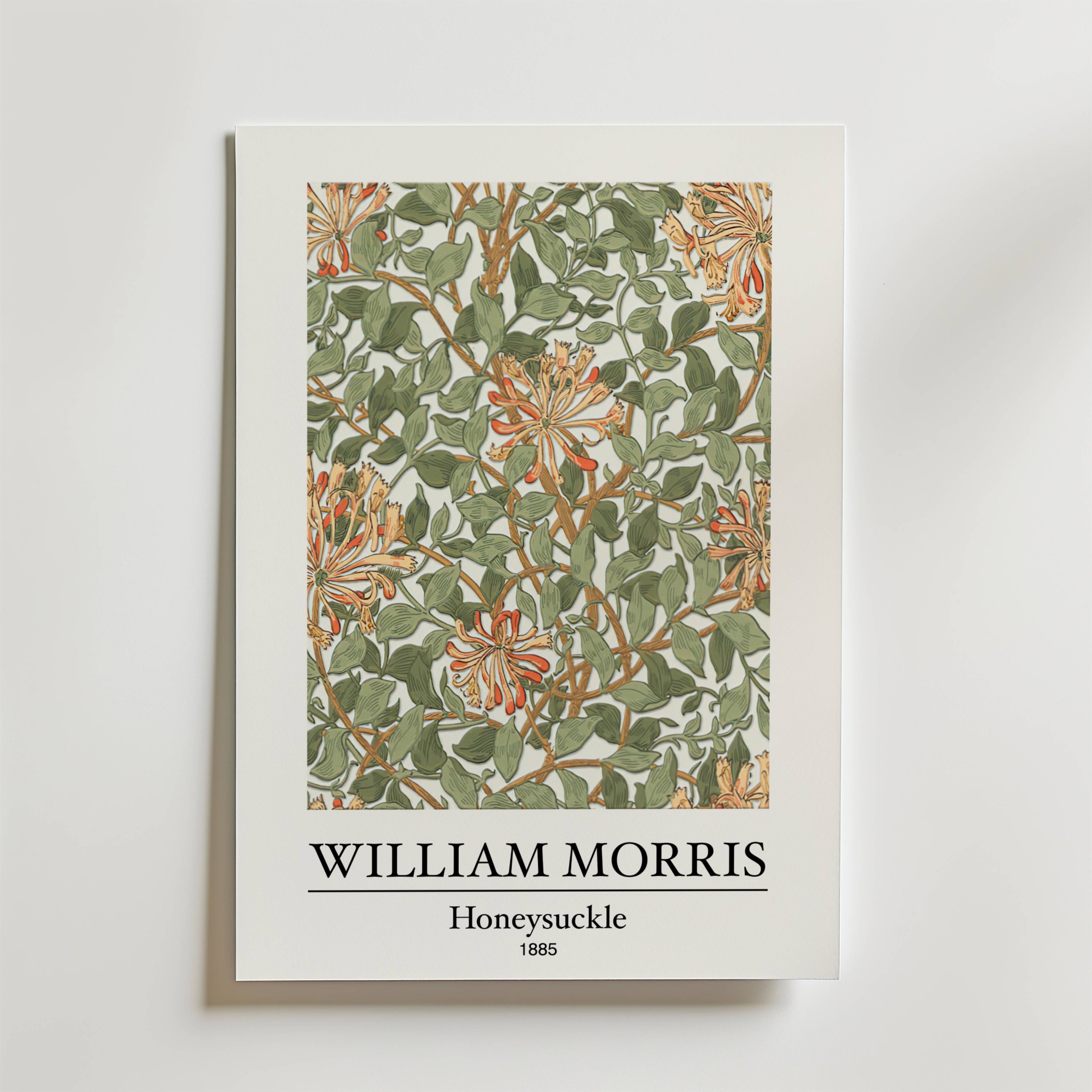 Bozetto William Morris Honeysuckle Poster visar ett mönster från 1885 med gröna blad och orangea kaprifolblommor på en vit bakgrund, med konstnärens namn och titel under mönstret.