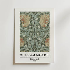 Bozetto William Morris Pimpernel Poster har konstnärens blomsterdesign från 1876 med gula och persikofärgade blommor, gröna blad på en ljus bakgrund och en vit ram som visar konstnärens namn och titel.