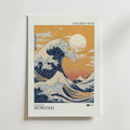 Bozetto "The Great Wave Katsushika Hokusai Poster" föreställer en stiliserad våg, Mount Fuji, en orangegul solnedgång och Japandi-stilelement, med titeltext upptill och nedtill.