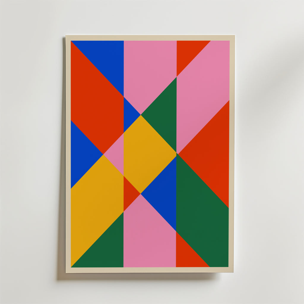 Bozetto Bauhaus Diamond Grid Poster har geometriska former i rött, blått, grönt, gult och rosa som är symmetriskt placerade för att skapa en effektfull färgklick på en vit vägg.
