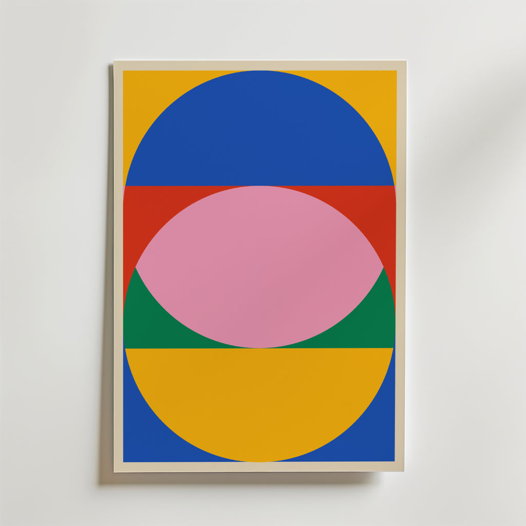 Bozetto Bauhaus Balance Poster har färgglada, överlappande geometriska former - en blå halvcirkel upptill, en rosa oval i mitten och gula, röda och gröna delar - som skapar modernitet på en skarp vit bakgrund.