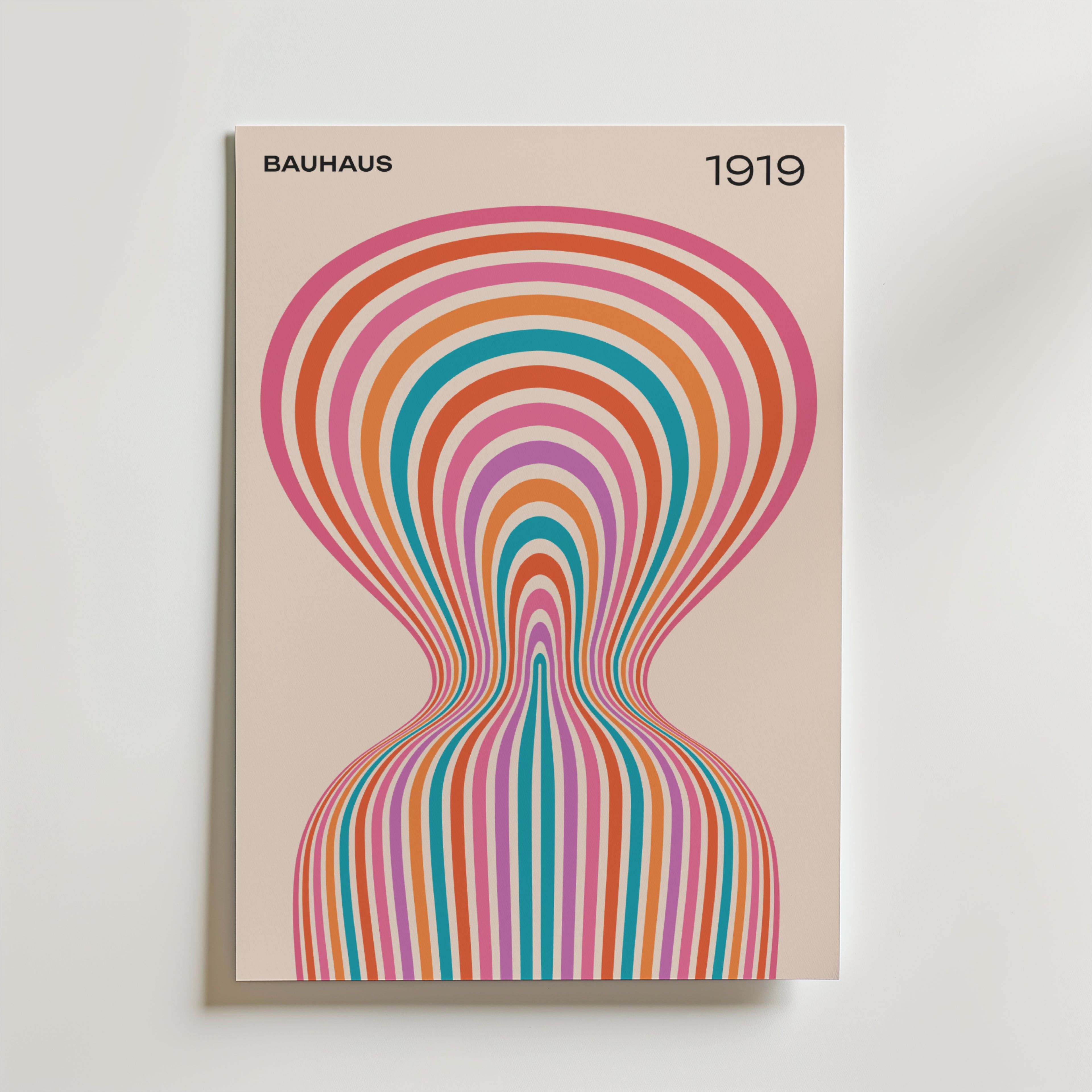 Bozetto Bauhaus Vortex Poster visar BAUHAUS och 1919 högst upp, med djärva, färgglada koncentriska kurvor som bildar en symmetrisk, optisk rörelseinspirerad abstrakt design på en ljusbeige bakgrund.