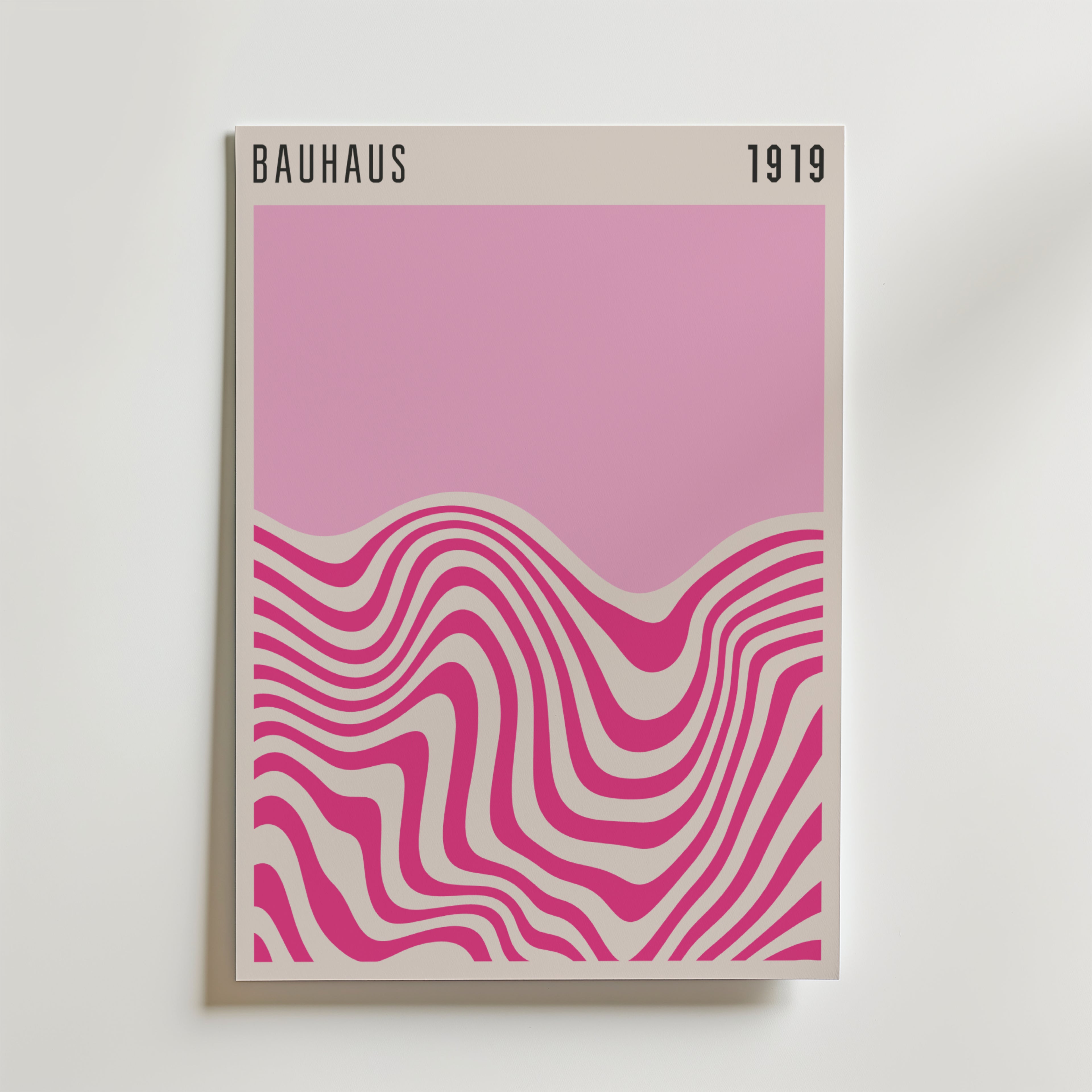 Bozetto Bauhaus Pink Waves No.2 Poster föreställer abstrakta rosa och vita vågor på en ljus bakgrund med "BAUHAUS 1919" högst upp - perfekt för stilren inredning eller för att addera modern konst till ditt rum.