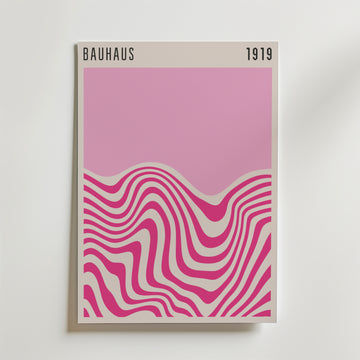 Bozetto Bauhaus Pink Waves No.2 Poster föreställer abstrakta rosa och vita vågor på en ljus bakgrund med 