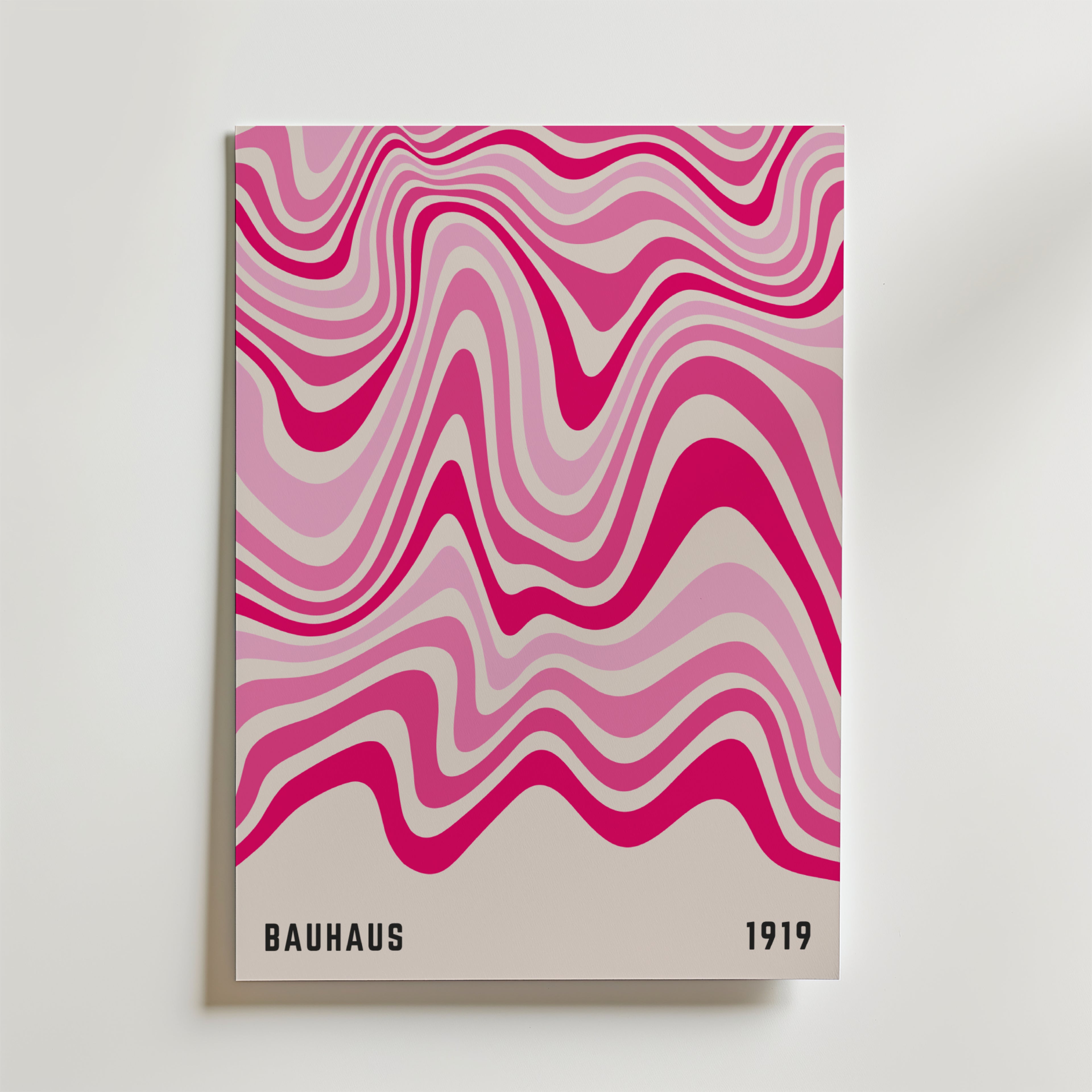 Bauhaus Pink Waves Poster by Bozetto föreställer vågiga abstrakta rosa linjer på en vit bakgrund med BAUHAUS i fet svart längst ner till vänster och 1919 längst ner till höger.