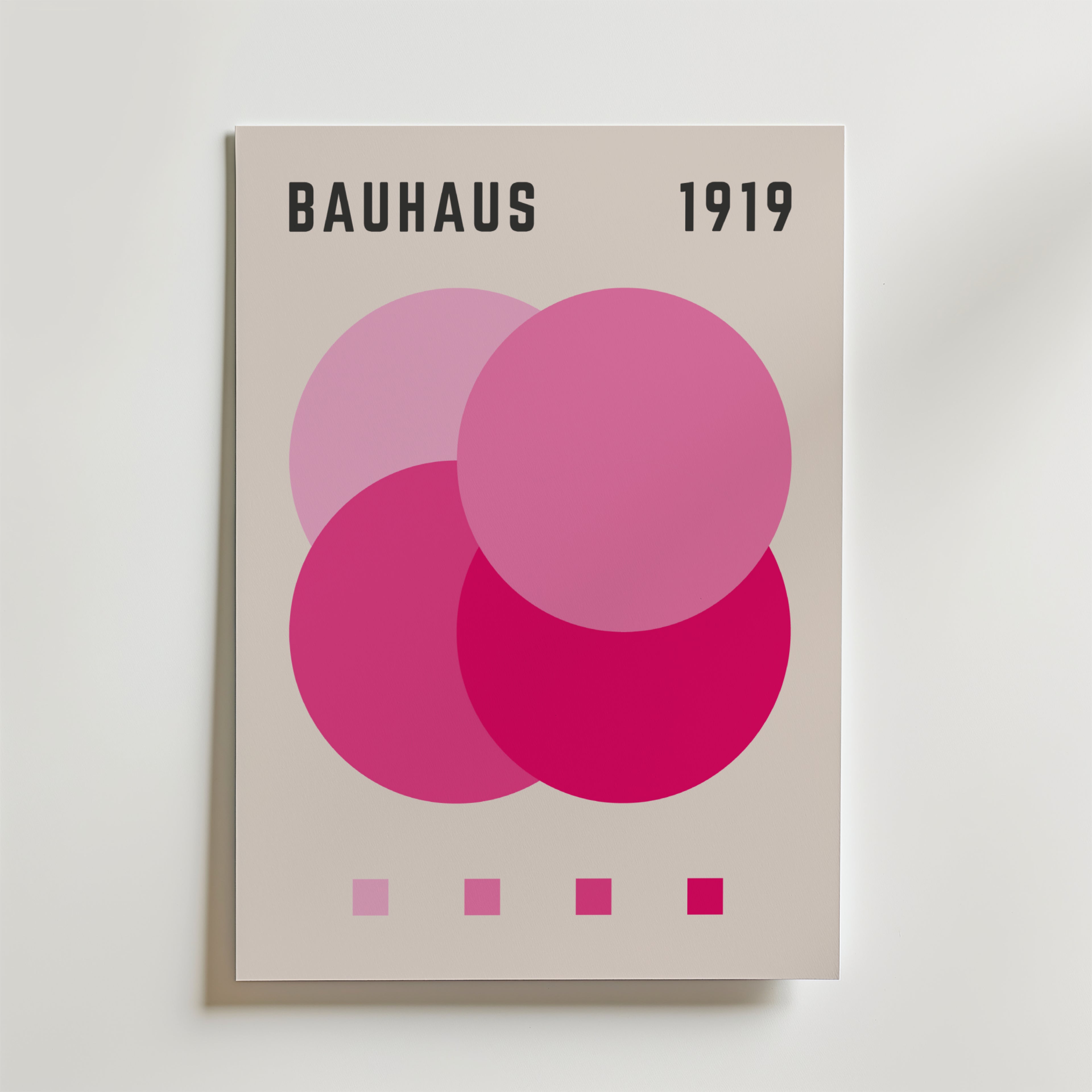 Bauhaus Rosa Komposition Poster by Bozetto har tre överlappande rosa cirklar, fyra rosa färgprover nedanför och fet BAUHAUS 1919 text på en ljus bakgrund - perfekt för konstälskare som vill ha en minimalistisk rosa accent.