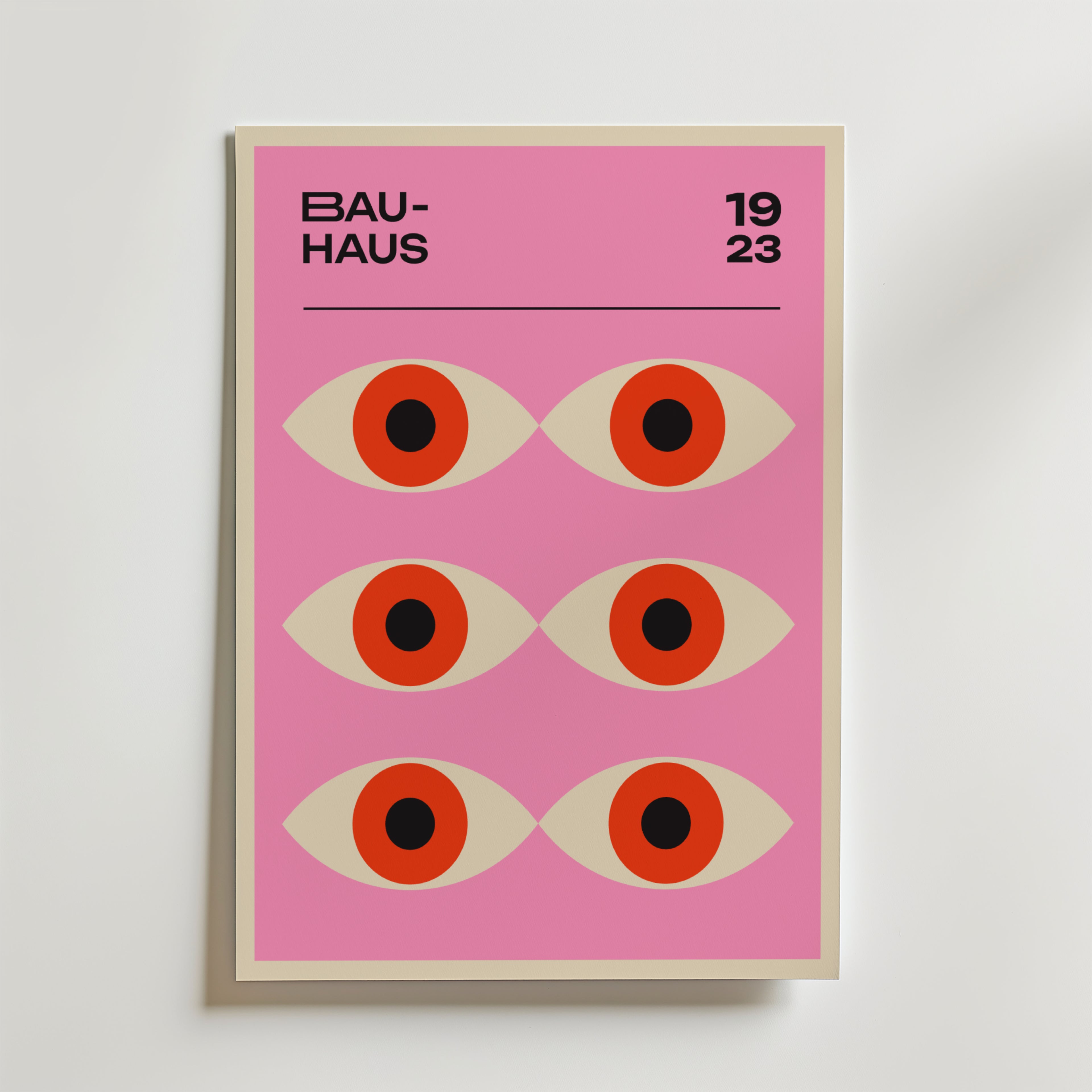 Bauhaus Gaze Poster by Bozetto är ett grafiskt konsttryck med sex stiliserade ögon på en rosa bakgrund, "BAUHAUS" uppe till vänster och "1923" uppe till höger, vilket skapar en modern och minimalistisk look.