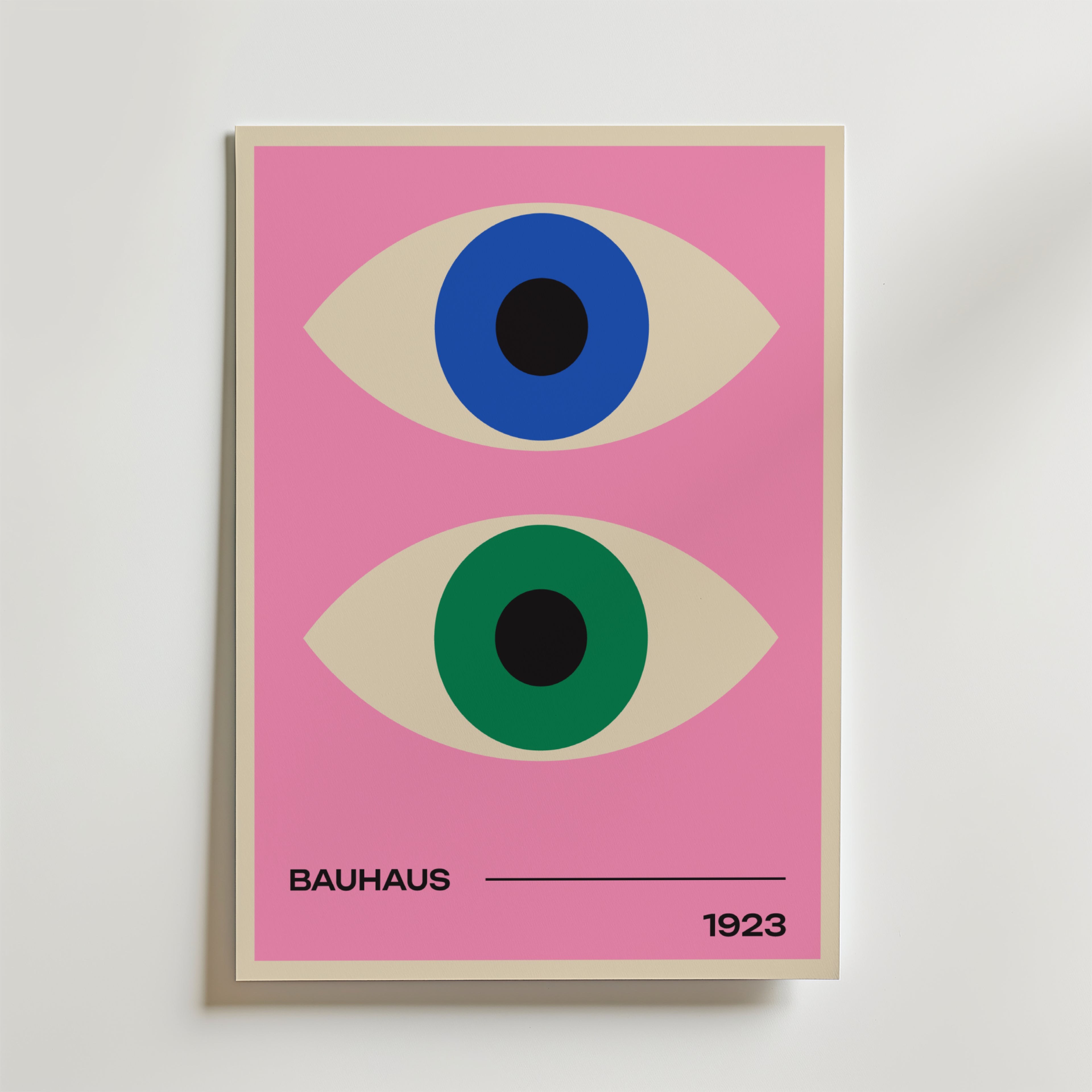 Bauhaus Dual Vision Poster by Bozetto föreställer två stiliserade ögon - ett blått och ett grönt - på en rosa bakgrund med "BAUHAUS" till vänster och "1923" till höger, åtskilda av en svart linje längst ner.