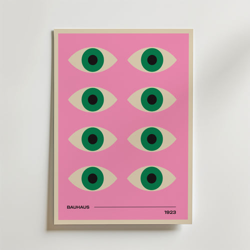 Bozetto Bauhaus Vision Poster har en rosa bakgrund med ett rutnät av åtta stiliserade ögon i kräm, grönt och svart. "BAUHAUS" står längst ner till vänster, "1923" till höger, vilket skapar ett djärvt konstverk med färgaccent.