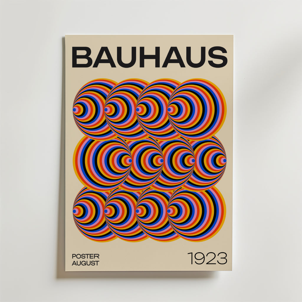 Bozetto Bauhaus Echo Poster har en fet svart "BAUHAUS" text, färgglada koncentriska halvcirklar som bildar en geometrisk design i mitten och "POSTER AUGUST 1923" längst ner på en beige bakgrund.