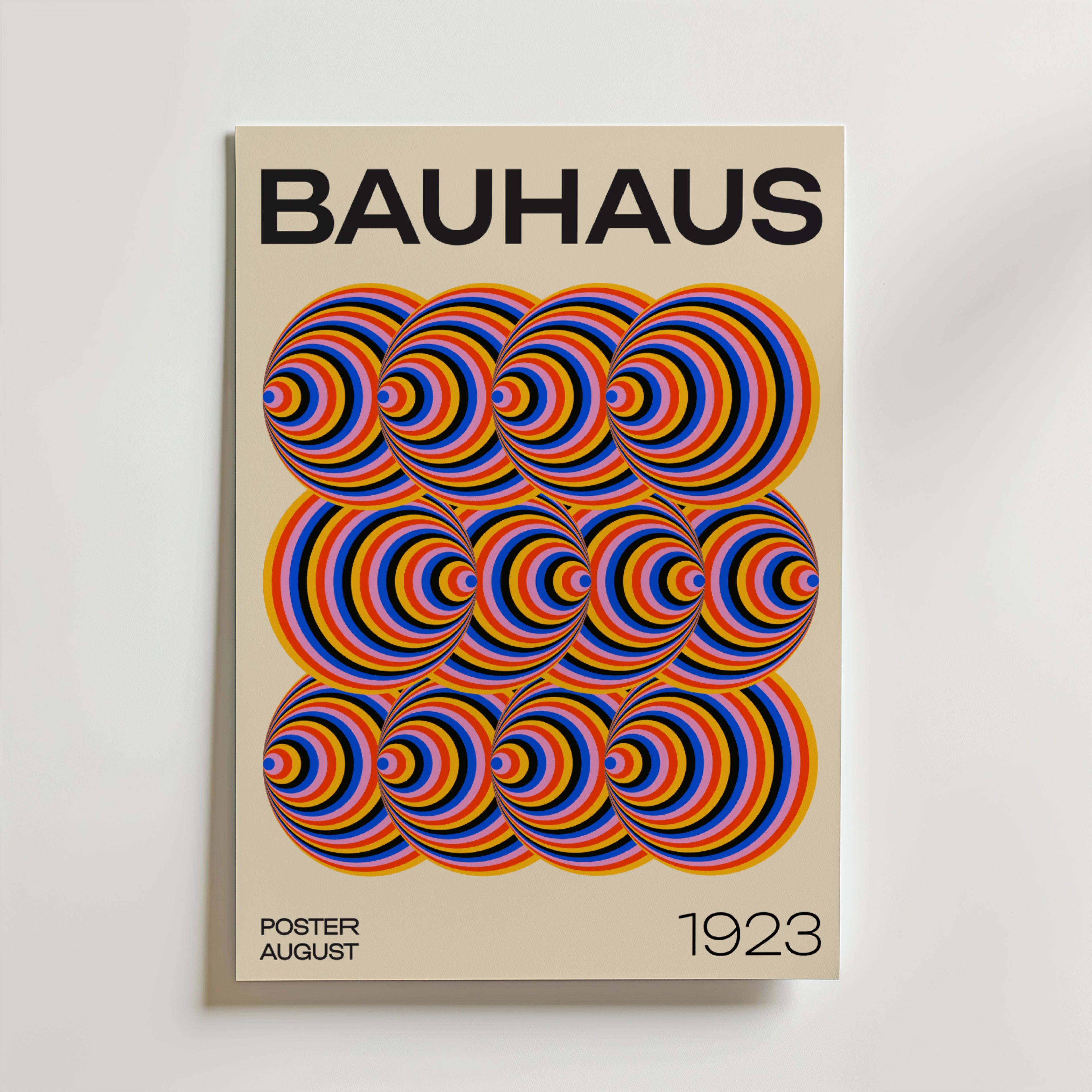 Bozetto Bauhaus Echo Poster har en fet svart "BAUHAUS" text, färgglada koncentriska halvcirklar som bildar en geometrisk design i mitten och "POSTER AUGUST 1923" längst ner på en beige bakgrund.