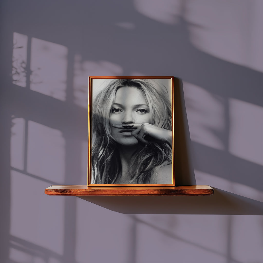 Mustache Muse Poster – i rum 1