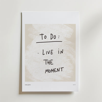 Bozetto "To Be, Not To Do" Poster har handskriven text på en ljusbeige jordtoner-bakgrund som ger en medvetet hem-vibe och modern minimalism till varje vit vägg.