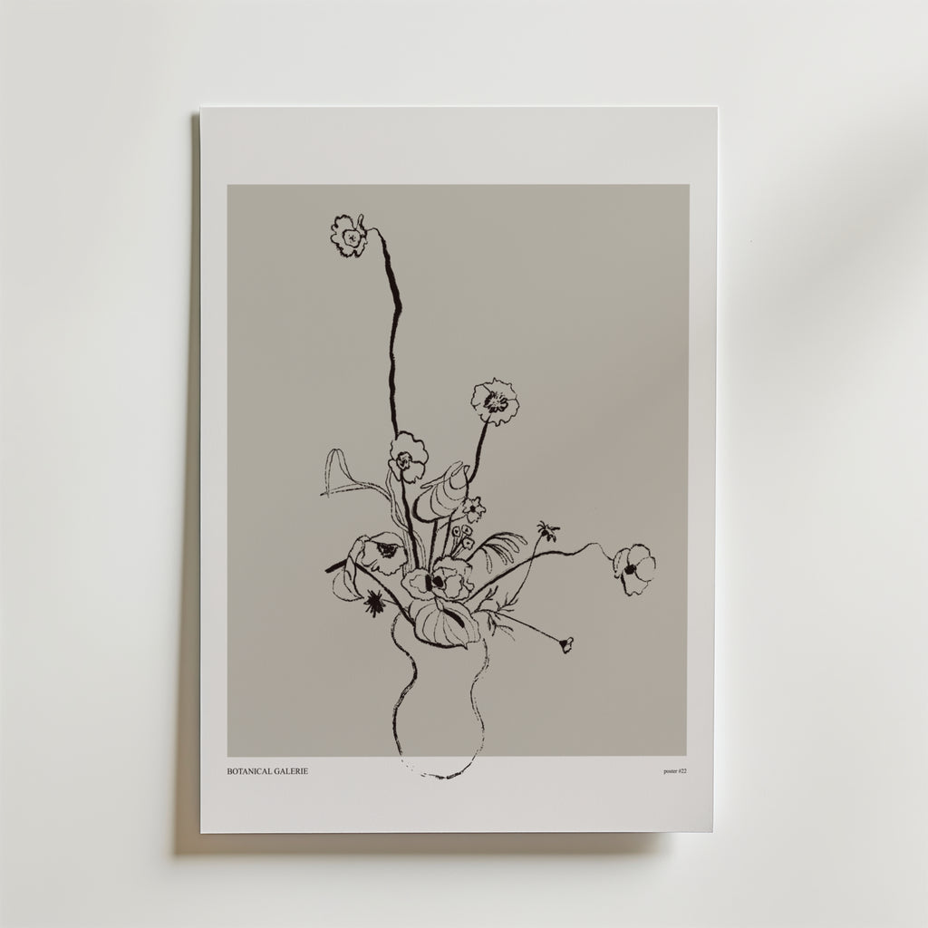 Floral Reverie Poster" från Bozetto föreställer minimalistiska blommor i en vas med svarta linjer på en neutral grå bakgrund, inramad av en vit kant. Denna eleganta poster tillför modern stil och raffinerad blomsterkonst till din inredning.