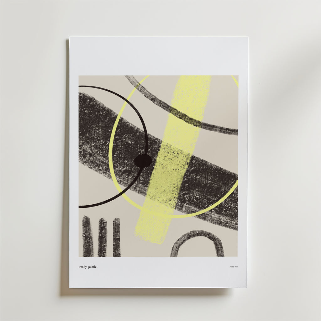 Bozetto Modern Tension Poster har djärva svarta linjer, ett gult penseldrag och överlappande cirklar på en ljusbeige bakgrund, placerad i en vit ram mot en slät vägg.