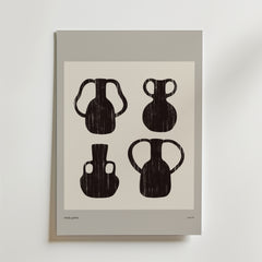 Form Archive Poster av Bozetto har fyra svarta abstrakta vaser i ett rutnät på en ljus bakgrund, kantad av en grå matta. Detta minimalistiska konsttryck erbjuder konstnärlig balans och grafiskt uttryck för modern förfining.