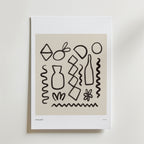 Bozetto Organic Rhythm Poster visar abstrakta svarta linjeteckningar av flaskor, vaser och former på en beige bakgrund som ger organiskt lugn och elegans till ditt rum, på en vit matta.