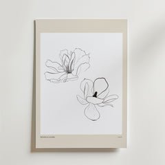 Airborne Grace Poster by Bozetto visar två svartvita magnolia linjeteckningar på en vit bakgrund med en beige kant - ett elegant val för fans av botanisk inredning och skandinaviska interiörer.