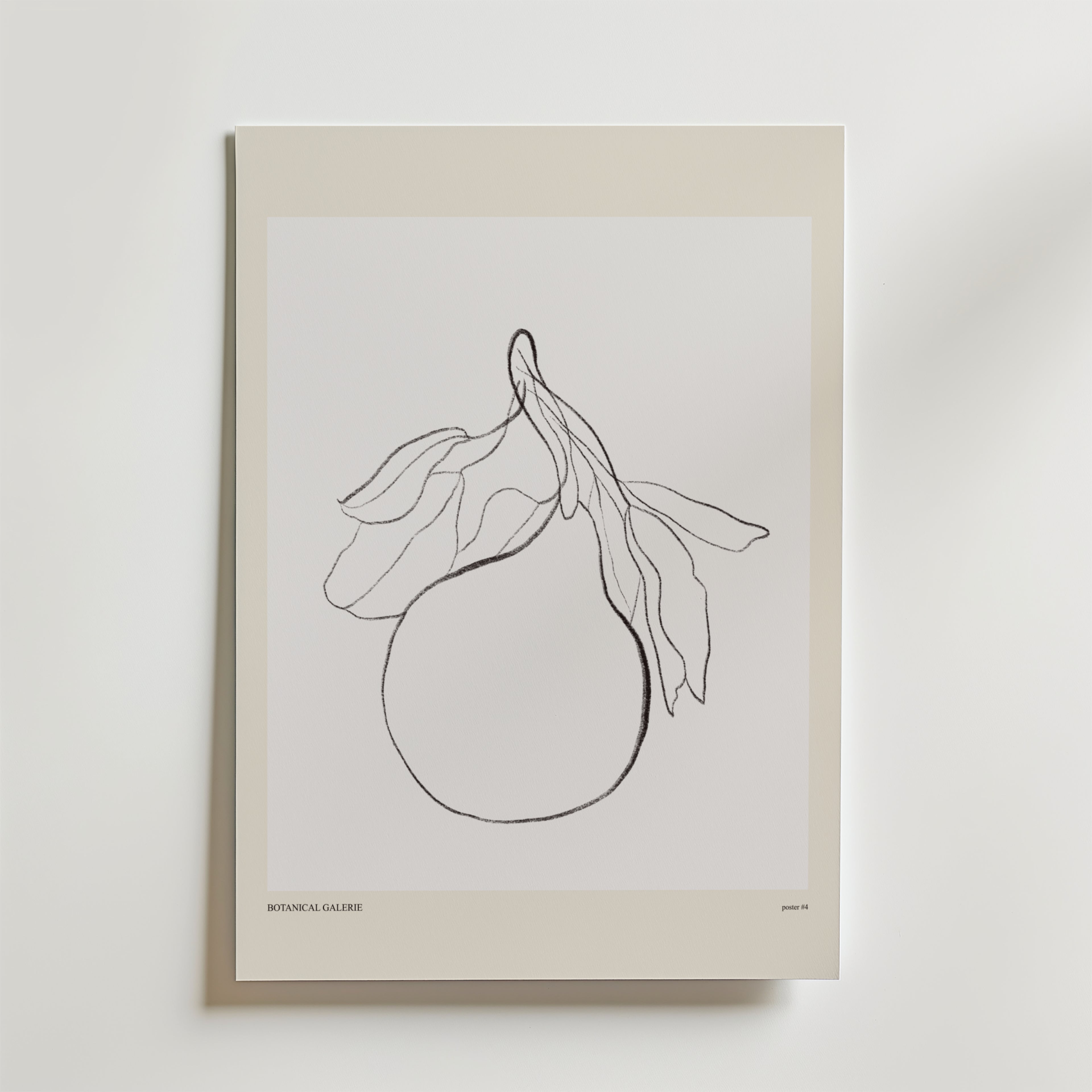 The Softest Yield Poster by Bozetto har en minimalistisk linjeteckning av ett päron med blad, inramad av en beige kant. Tunna svarta linjer beskriver frukten och skapar naturlig konst som är perfekt för alla rum med vita väggar.