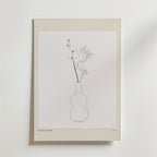 Postern Humble Vase Poster från Bozetto är en minimalistisk linjeteckning av en vas med blommor och stjälkar på en vit bakgrund med en beige kant, vilket skapar en lugn komposition.