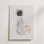 Postern Sexy but Lost från Bozetto har minimalistisk linjekonst av en naken kvinnofigur med ett klottrat huvud och den handskrivna frasen "stay sexy" i fet orange - ett konstnärligt print som är perfekt för alla som älskar modern minimalism.