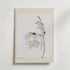 Olive Whisper Poster by Bozetto är en minimalistisk botanisk konstprint med en tunn svart stam, smala blad och två mörka cirklar på en vit bakgrund med en ljusbeige kant. "BOTANICA GALLERIE" är tryckt längst ner.