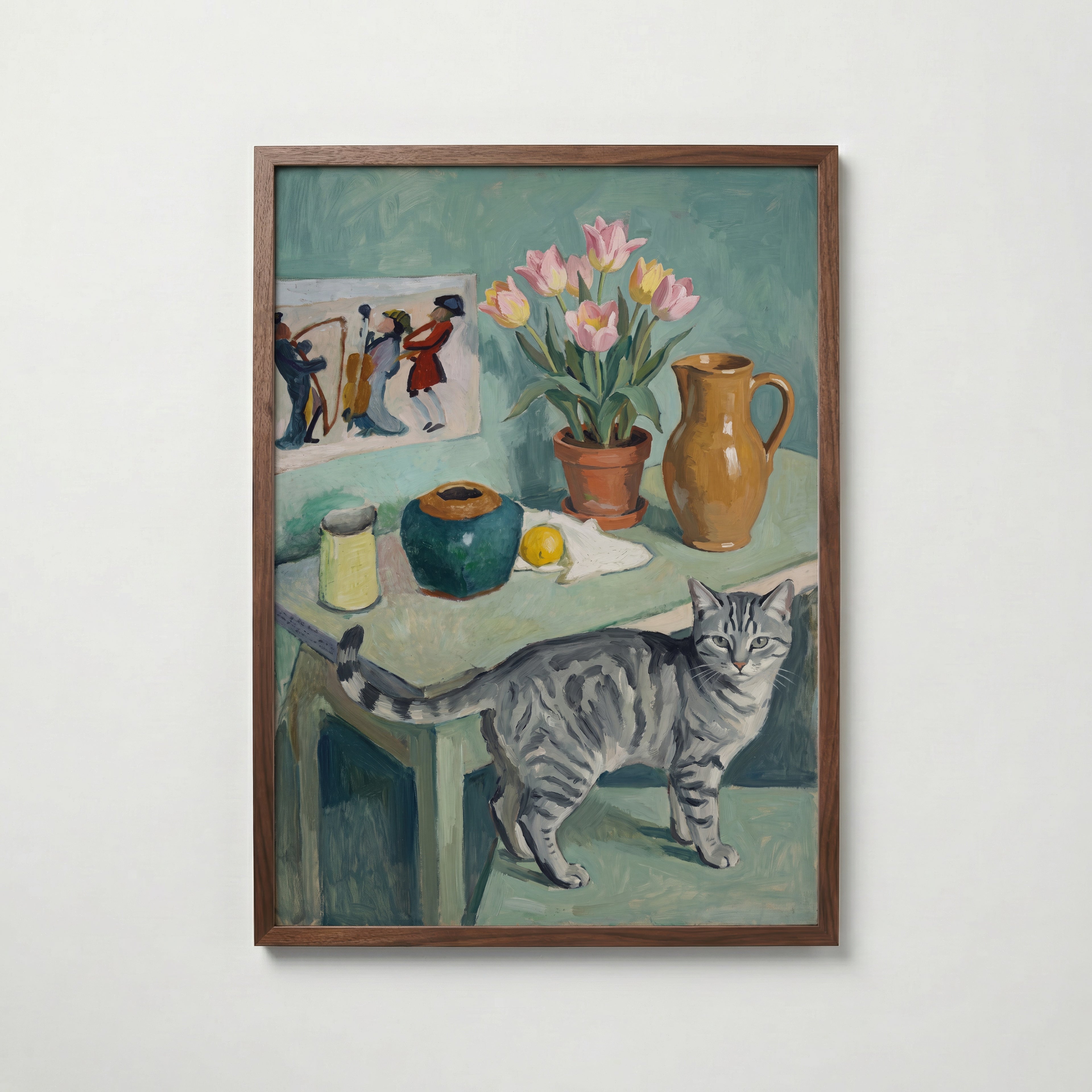 Tabletop Tabby Poster – expressionistiskt stilleben med grå tabbykatt, tulpaner och keramik i teal och grönt i valnötsram, fri frakt över 499 kr