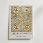 Bozetto William Morris Honeysuckle 1886 Poster visar hans intrikata kaprifolens mönster i orange och grönt, med inskriptionen: WILLIAM MORRIS Honeysuckle | 1886 - ett vittnesbörd om tidlös skönhet.