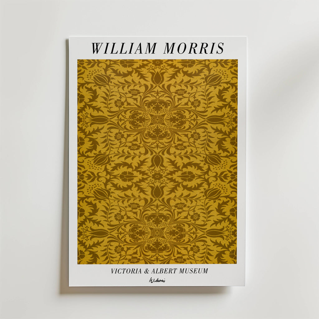 Affischen Bozetto William Morris Victoria & Albert Museum No. 4 föreställer ett gyllengult dekorativt blommönster med "William Morris" upptill och "Victoria & Albert Museum V&A" nedtill mot en vit bakgrund.