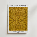 Affischen Bozetto William Morris Victoria & Albert Museum No. 4 föreställer ett gyllengult dekorativt blommönster med "William Morris" upptill och "Victoria & Albert Museum V&A" nedtill mot en vit bakgrund.