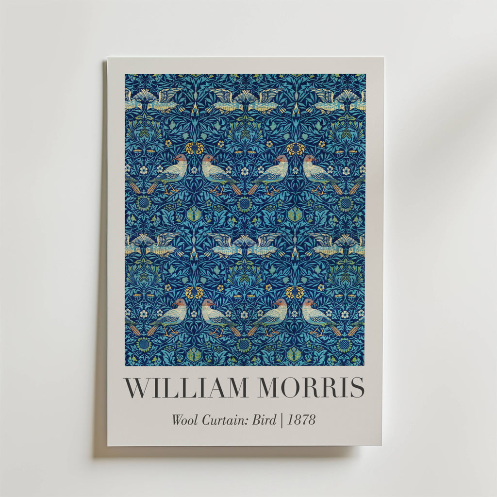 Gardin i ull från William Morris: Bird 1878 Poster by Bozetto har symmetriska fåglar och blommotiv i blått, grönt och guld, med konstnärens namn och verkets titel under bilden.