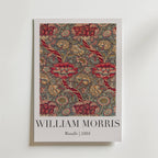Bozetto William Morris Wandle 1884 Poster visar röda blommor, gröna blad och virvlande vinrankor på vit botten. Text nedan: "WILLIAM MORRIS, Wandle | 1884.