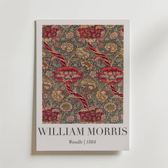 Bozetto William Morris Wandle 1884 Poster visar röda blommor, gröna blad och virvlande vinrankor på vit botten. Text nedan: "WILLIAM MORRIS, Wandle | 1884.